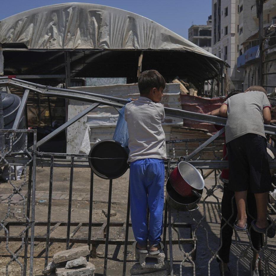 UN food agency chief says women and children are starving in Gaza and pressed Netanyahu on aid
